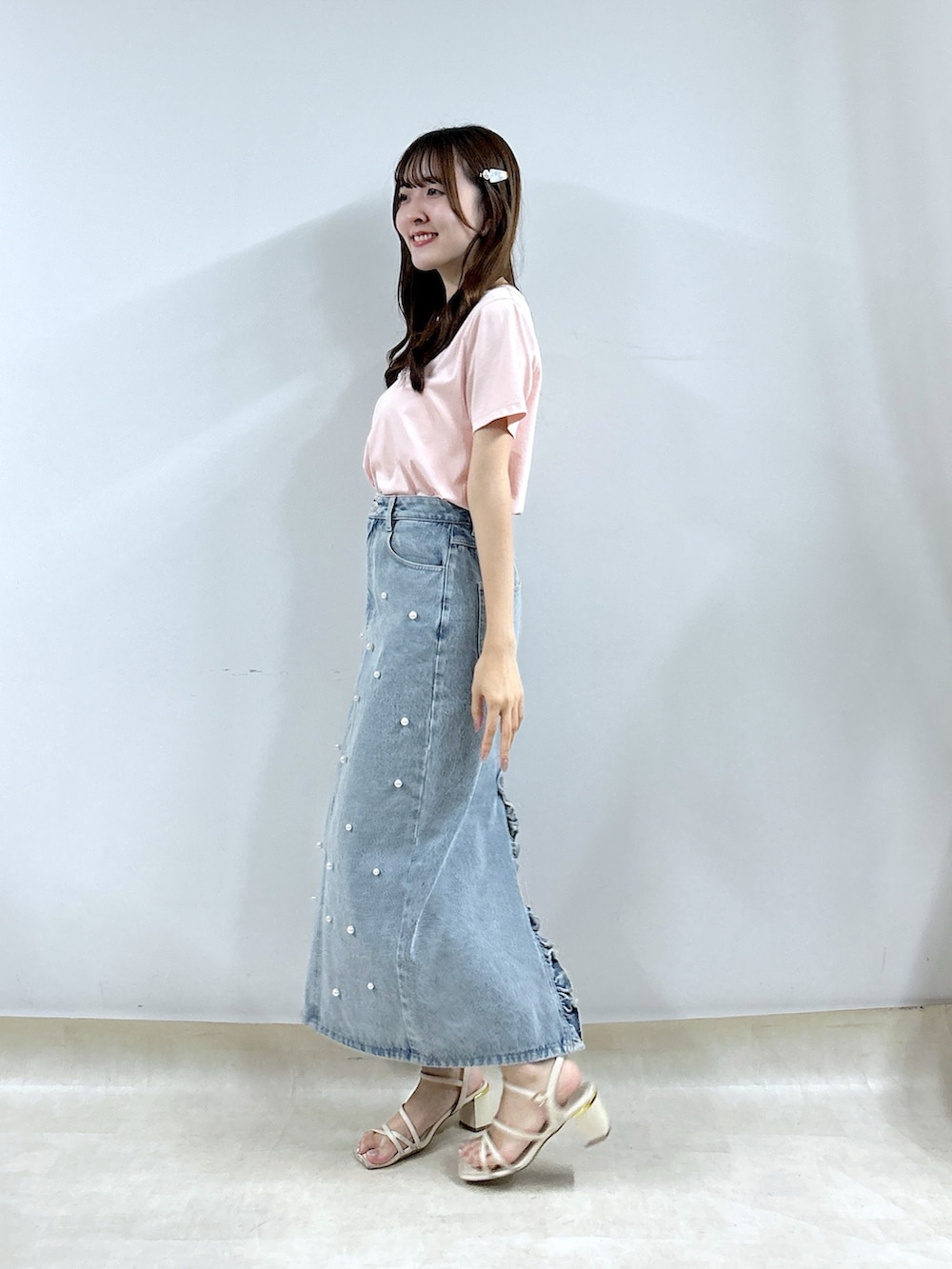 「Tシャツ、Tシャツ×デニム、Tシャツコーデ、デニム、デニムコーデ、デニムスカート」｜「La boutique BonBonの【最強愛されパールロゴ】パールモチーフクロップドTシャツ（Tシャツ/カットソー、ピンク系）」を使った、Sanaさん（骨格ウェーブ・レディース・163cm）の夏コーディネートの2枚目の写真