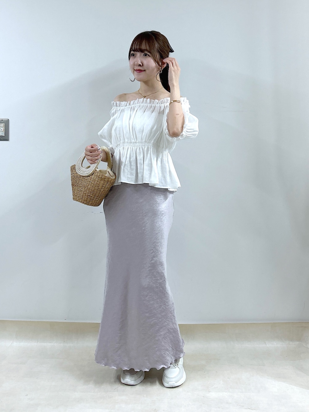 「春夏コーデ、淡色コーデ、きれいめカジュアル、スニーカー、春服コーデ、オトナ女子、オトナカワイイ、大人ファッション、きれいめコーデ、サテンスカート、スニーカーコーデ、スニーカー女子、ブラウス、骨格ウェーブ」｜「La boutique BonBonの【復刻・全骨格対応】シャーリングギャザーブラウス（シャツ/ブラウス、ホワイト系）」を使った、Sanaさん（骨格ウェーブ・レディース・163cm）の春コーディネートの2枚目の写真