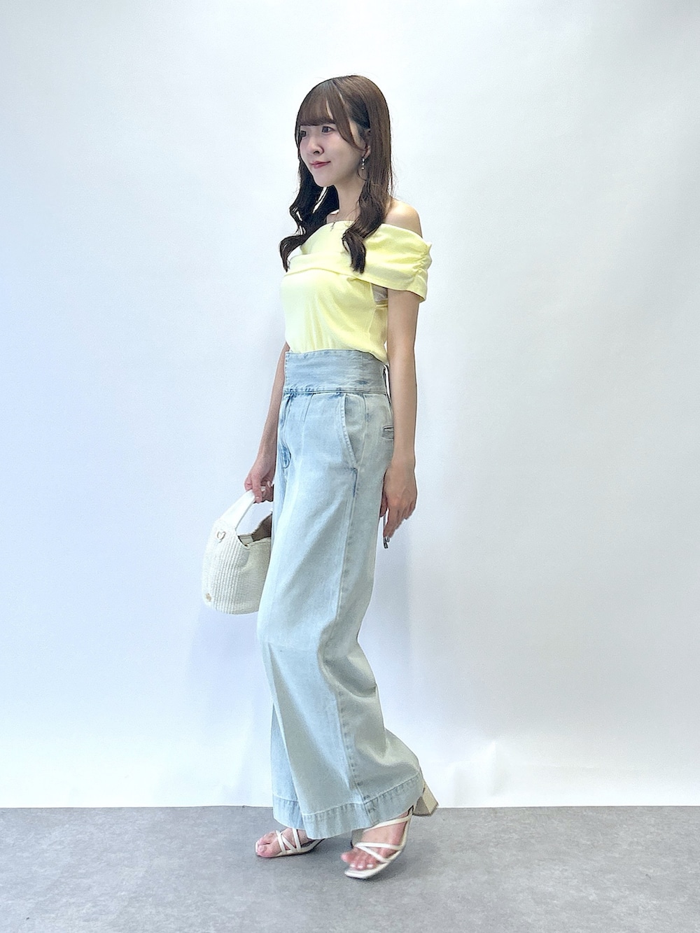 「イエロー、デニム、デニムパンツ、デニムコーデ、きれいめカジュアル、オトナカジュアル、シンプルカジュアル、パンツスタイル、おしゃれさんと繋がりたい、おでかけコーデ、キレイめ、オフショル、オフショルダー」｜「La boutique BonBonの【美人見えカットソー】オフショルテレコカットソー（Tシャツ/カットソー、イエロー系）」を使った、Sanaさん（骨格ウェーブ・レディース・163cm）の夏コーディネートの2枚目の写真