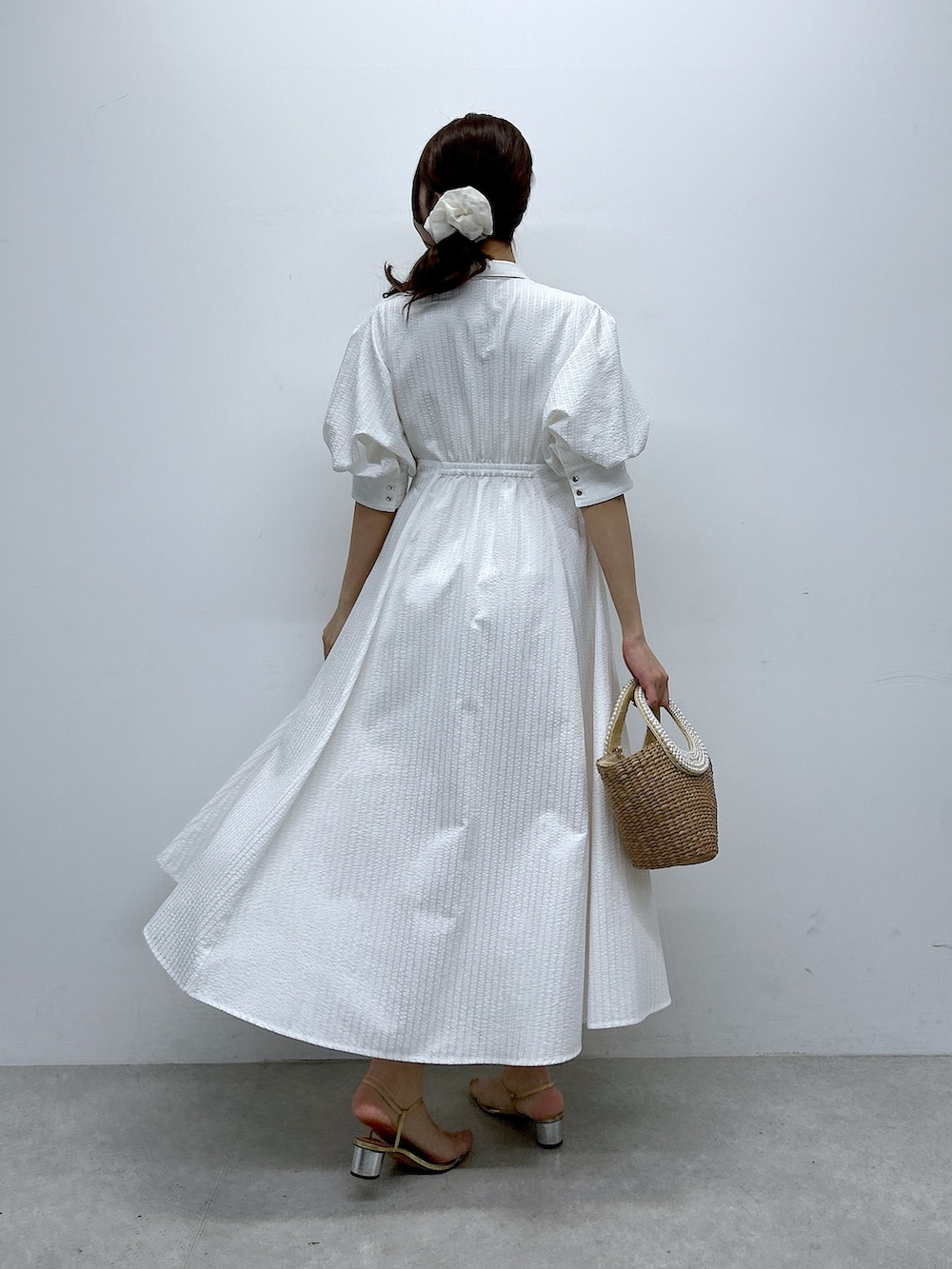 ホワイト系のワンピースを着用したレディースの春コーディネートの4枚目の写真