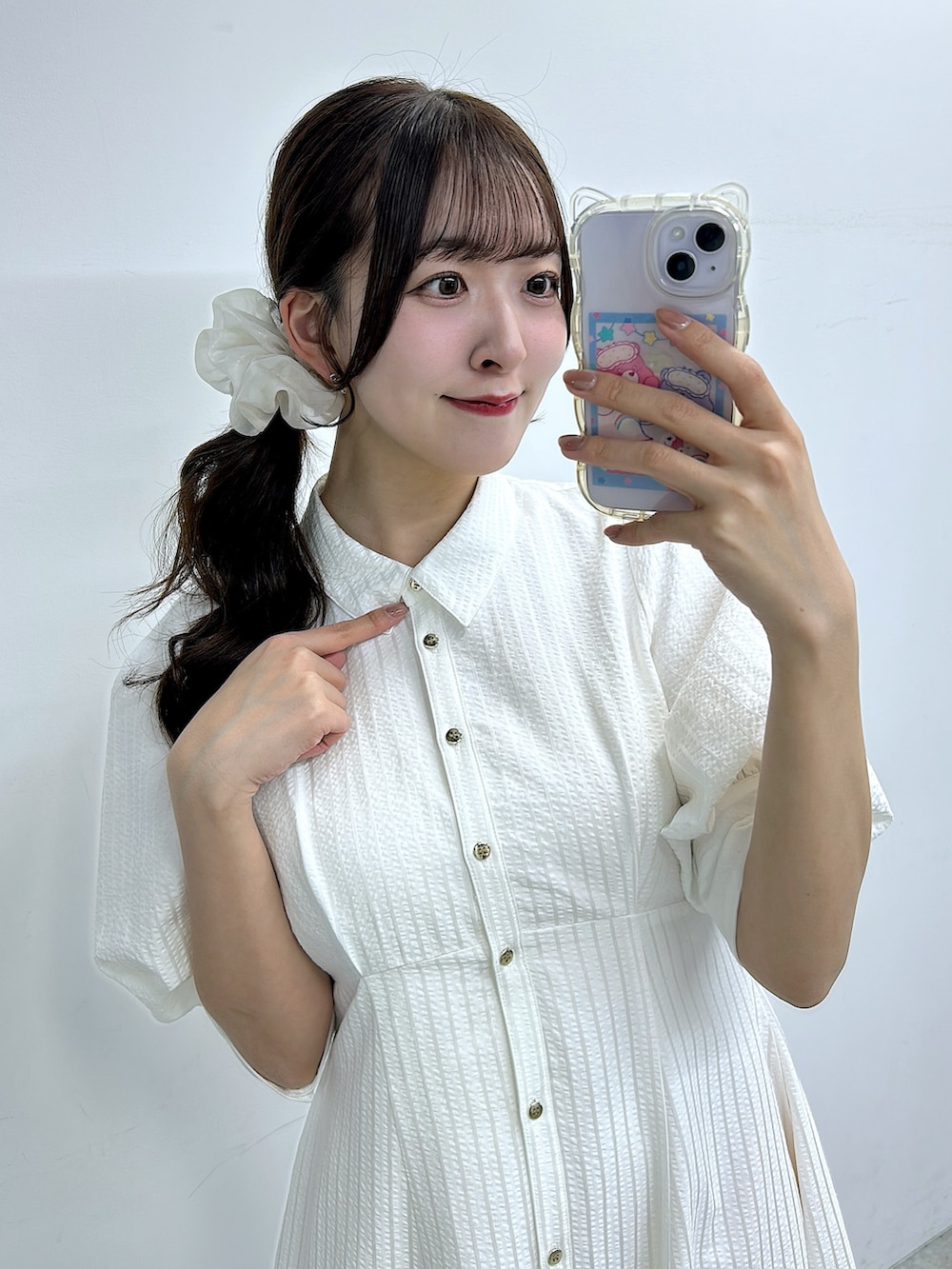 ホワイト系のワンピースを着用したレディースの春コーディネートの6枚目の写真