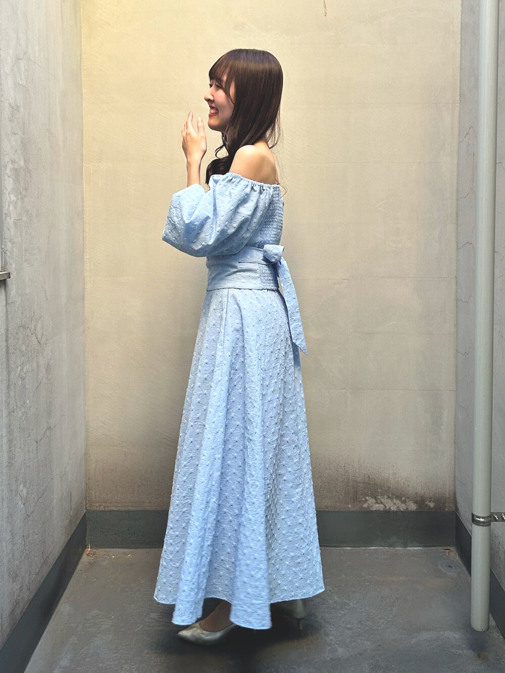 ブルー系のシャツ/ブラウス、ブルー系のスカートを着用したレディースの春コーディネートの2枚目の写真