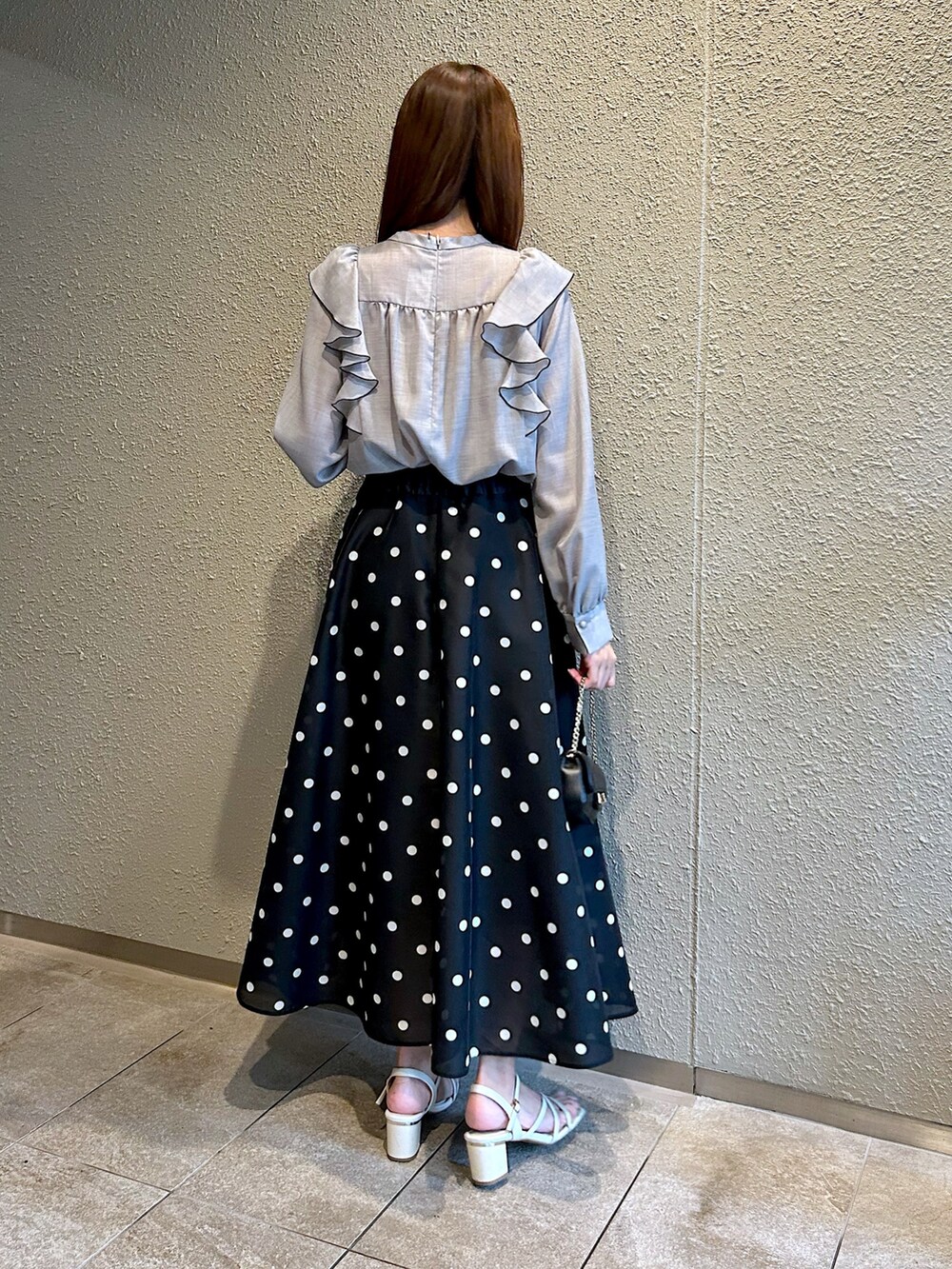 グレー系のシャツ/ブラウス、ブラック系のスカートを着用したレディースの秋コーディネートの4枚目の写真