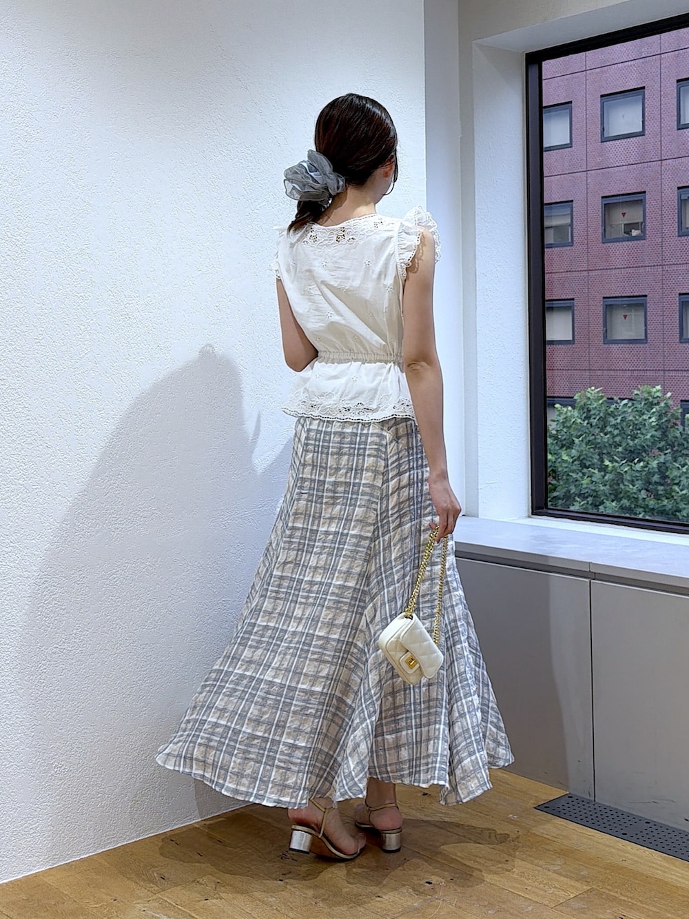 ホワイト系のシャツ/ブラウス、ホワイト系のスカートを着用したレディースの夏コーディネートの3枚目の写真