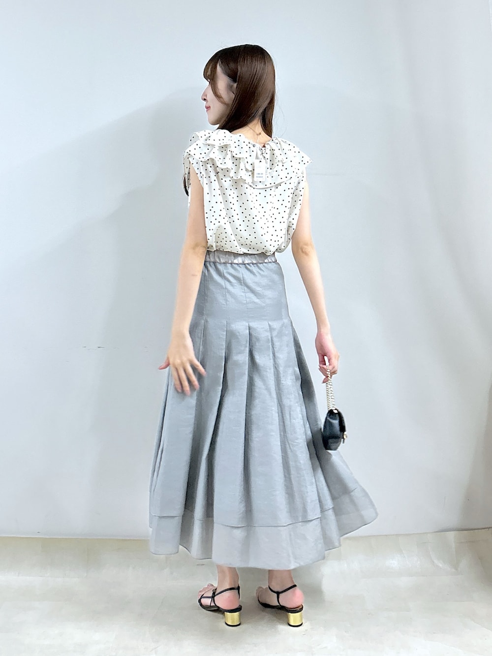 「ブラウス、ブラウスコーデ、ドット、ドット柄、スカート、スカートスタイル、スカートコーデ」｜「La boutique BonBonの【最強愛され】ギャザーフリルリボンノースリブラウス（シャツ/ブラウス、ホワイト系）」を使った、Sanaさん（骨格ウェーブ・レディース・163cm）の夏コーディネートの3枚目の写真