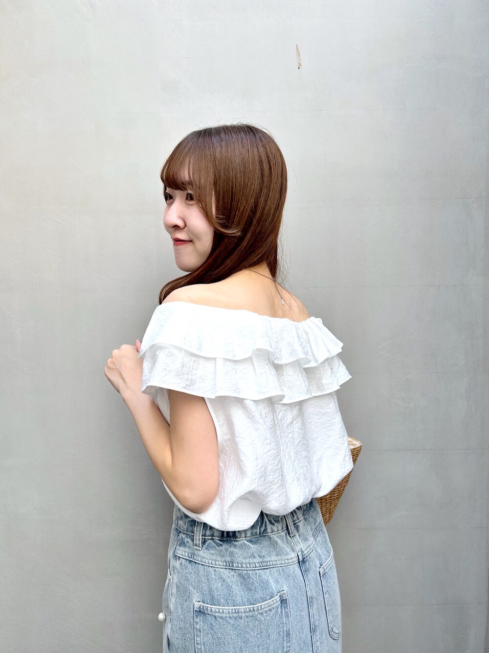 ホワイト系のシャツ/ブラウス、ブルー系のスカート、ベージュ系のかごバッグを着用したレディースの春コーディネートの7枚目の写真