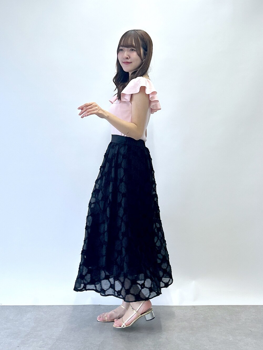 「ニット、ピンク、スカート、夏服、夏コーデ、オトナ女子、春夏コーデ、ブラック」｜「La boutique BonBonの【スタッフKAZUMI監修カラー】クールタッチUVオフショルラッフルニット（ニット/セーター、ピンク系）」を使った、Sanaさん（骨格ウェーブ・レディース・163cm）の夏コーディネートの2枚目の写真