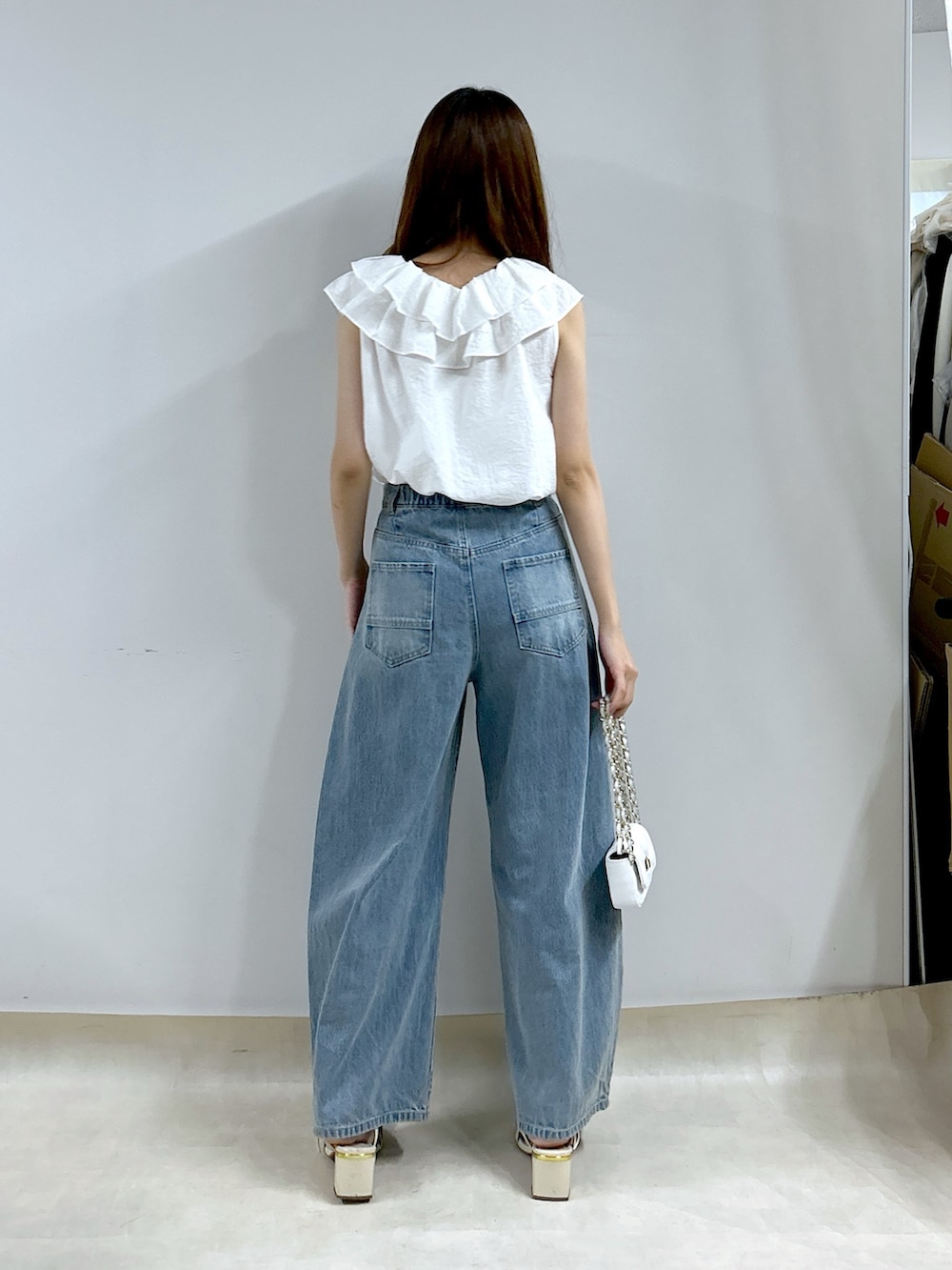 「デニム、デニムパンツ、デニムコーデ、ブラウス、骨格ウェーブ、フリル、オトナカワイイ、楽チンコーデ、夏ファッション、春夏コーデ、おでかけ服」｜「La boutique BonBonの【最強愛され】ギャザーフリルリボンノースリブラウス（シャツ/ブラウス、ホワイト系）」を使った、Sanaさん（骨格ウェーブ・レディース・163cm）の夏コーディネートの3枚目の写真