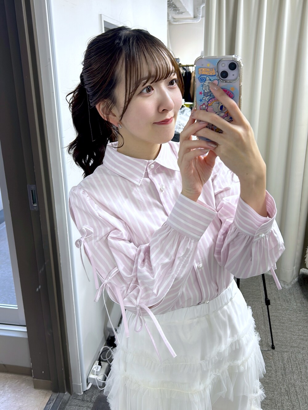 ピンク系のシャツ/ブラウス、ホワイト系のスカート、ベージュ系のかごバッグを着用したレディースの冬コーディネートの5枚目の写真