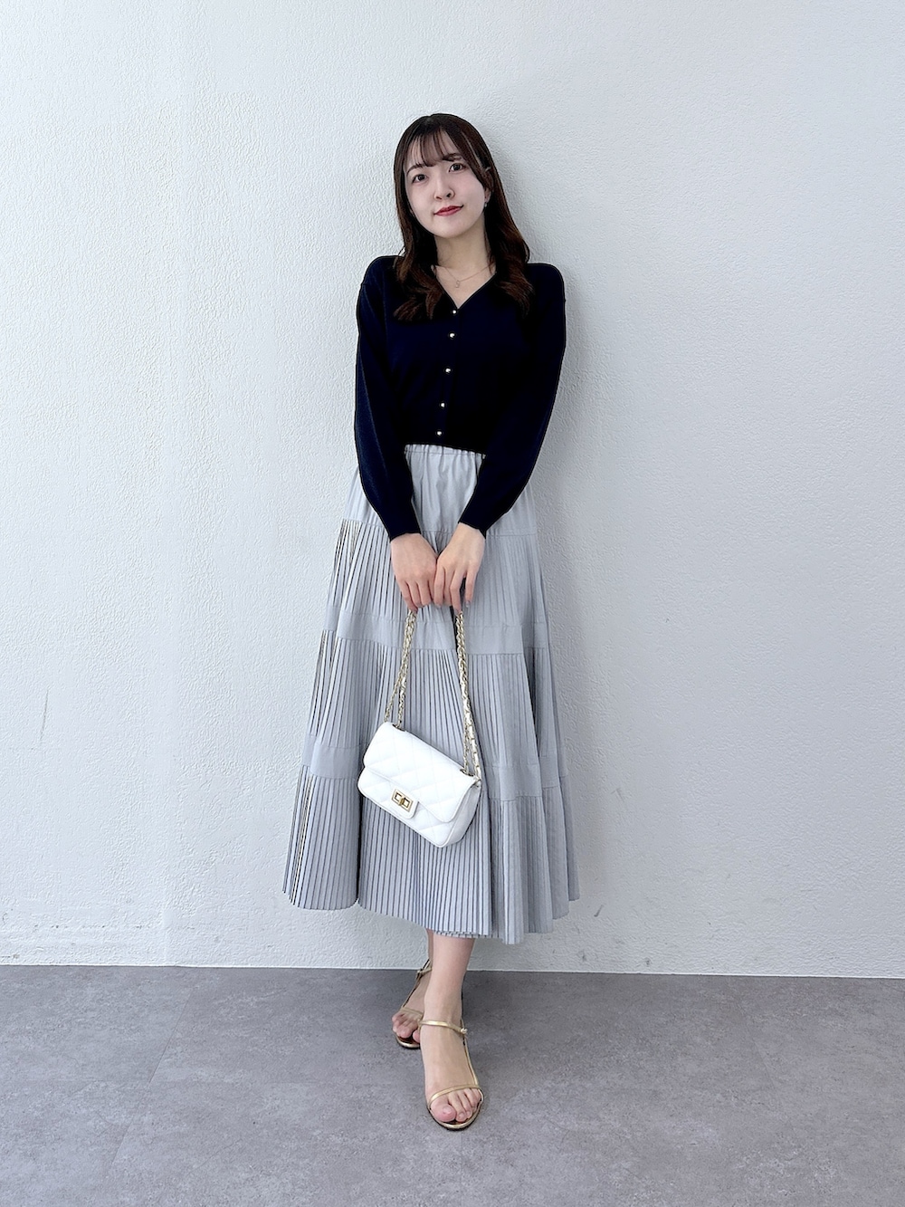 ブルー系のカーディガン/ボレロ、グレー系のスカートを着用したレディースの冬コーディネートの4枚目の写真