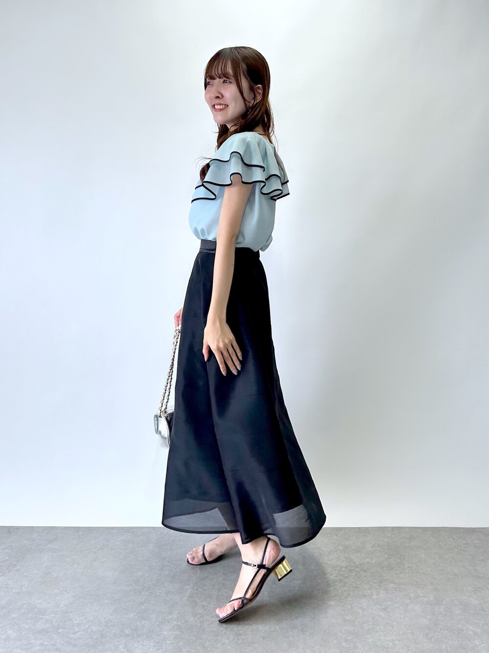 「サーキュラースカート、スカート、スカートスタイル、アパレル、オトナカワイイ、夏ファッション、春夏コーデ、楽チンコーデ、おでかけコーデ、スカートコーデ、フリル、おでかけ服、お仕事コーデ、きれいめコーディネート」｜「La boutique BonBonの【最強愛されブラウス】バイカラーパイピングビッグカラーブラウス（シャツ/ブラウス、ブルー系）」を使った、Sanaさん（骨格ウェーブ・レディース・163cm）の夏コーディネートの2枚目の写真