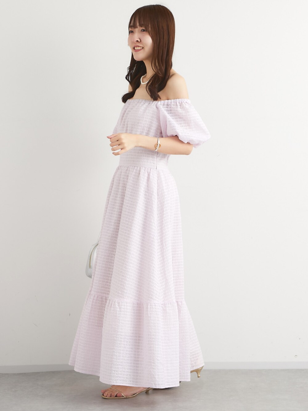 「春コーデ、春めき満開コーデ、春服コーデ、大人かわいい、おでかけコーデ、大人ファッション、お花見コーデ、今日のコーデ、大人ガーリー、レディースファッション、お洒落さんとつながりたい、春ニット、ワンピース、ワンピーススタイル、ワンピースコーデ」｜「La boutique BonBonの【最強モテ】シアーチェックパフスリーブワンピース（ワンピース、ピンク系）」を使った、Sanaさん（骨格ウェーブ・レディース・163cm）の春コーディネートの2枚目の写真