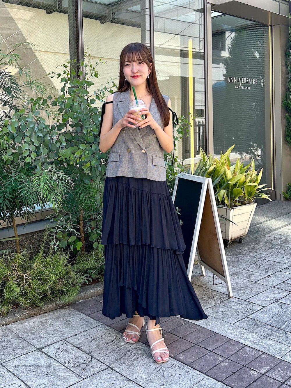 「ジレスタイル、ジレ、ジレコーデ、おでかけコーデ、きれいめコーデ、キレイめカジュアル、ティアードスカート、ベスト、ベストコーデ」｜「La boutique BonBonの【セットアップ可・シック＆キュート】ポプリンショートジレ（ベスト、ブラック系）」を使った、Sanaさん（骨格ウェーブ・レディース・163cm）の夏コーディネートの4枚目の写真