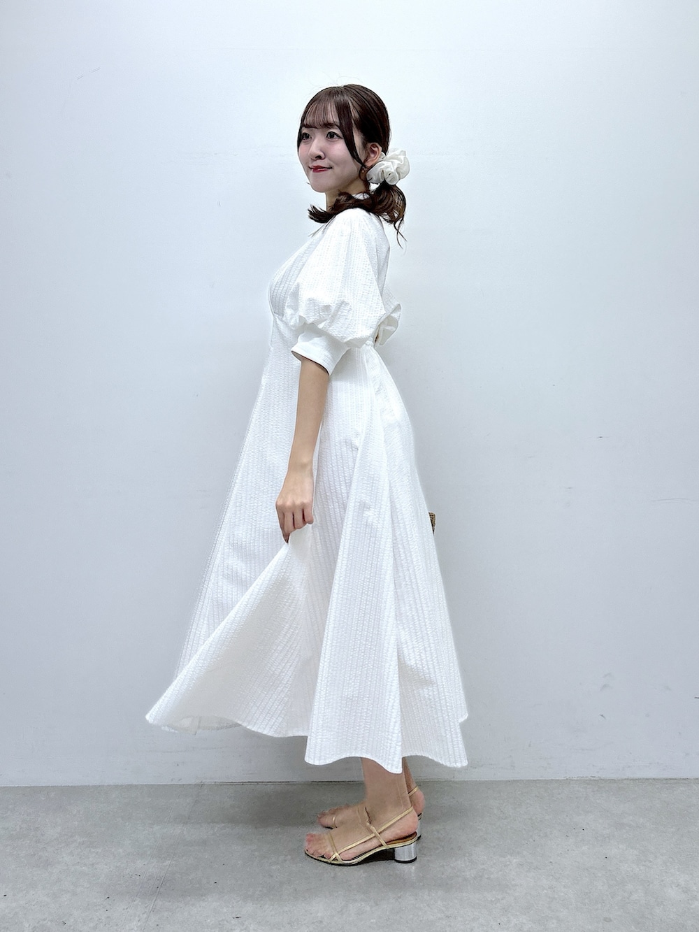 ホワイト系のワンピースを着用したレディースの春コーディネートの3枚目の写真