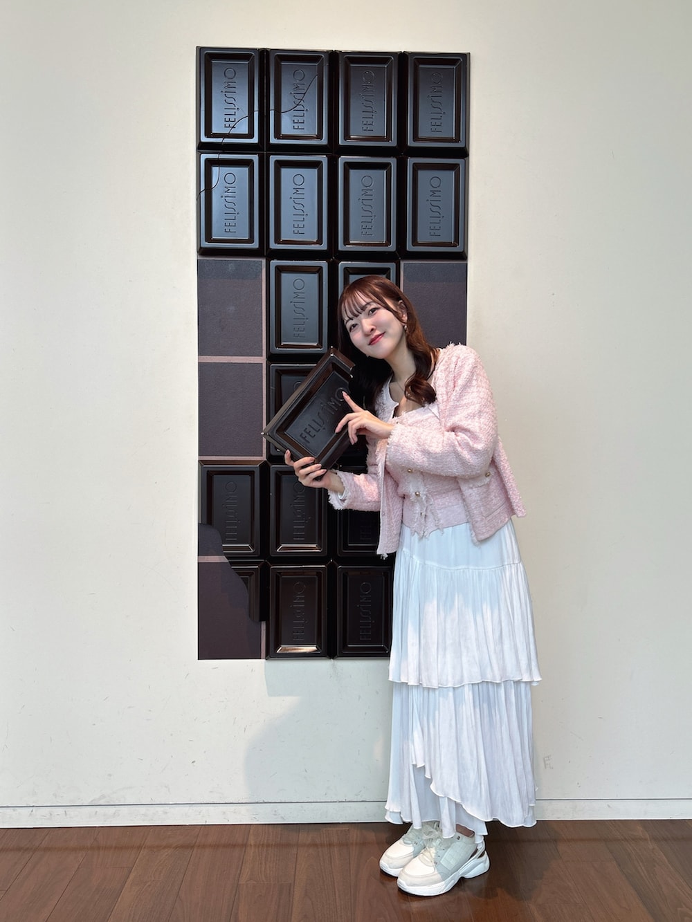 ピンク系のニット/セーター、ピンク系のニット/セーター、ホワイト系のスカートを着用したレディースの春コーディネートの2枚目の写真