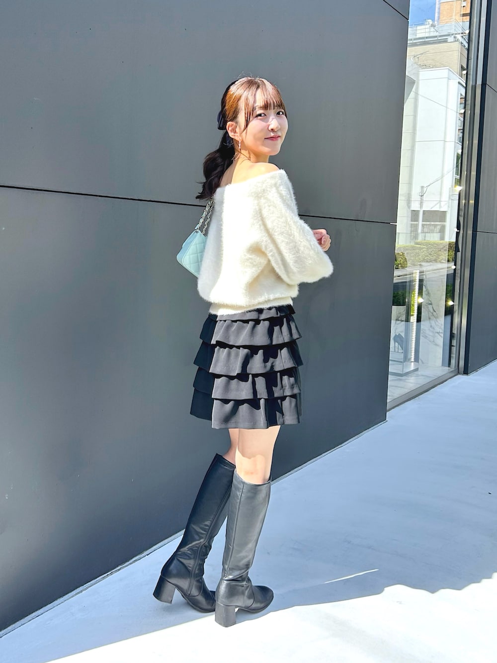 「ニット、オフショル、大人可愛い、ショートパンツ、ティアード、ショート丈、ロングブーツ、骨格ウェーブ、おしゃれさんと繋がりたい、アパレルスタッフ、オトナカワイイ、ブラック、ポニーテール、163cm」｜「La boutique BonBonのヘアリーウールカシミヤ混オフショルニット（ニット/セーター、ホワイト系）」を使った、Sanaさん（骨格ウェーブ・レディース・163cm）の秋コーディネートの4枚目の写真