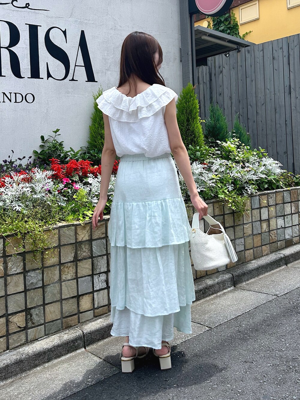 「ブラウス、フリル、ホワイト、骨格ウェーブ、アパレルスタッフ、着回しコーデ、オトナカジュアル、オトナカワイイ、夏、夏服コーデ、楽チンコーデ、キレイめコーデ、きれいめコーディネート、高身長女子、オフショル」｜「La boutique BonBonの【最強愛され】ギャザーフリルリボンノースリブラウス（シャツ/ブラウス、ホワイト系）」を使った、Sanaさん（骨格ウェーブ・レディース・163cm）の春コーディネートの3枚目の写真