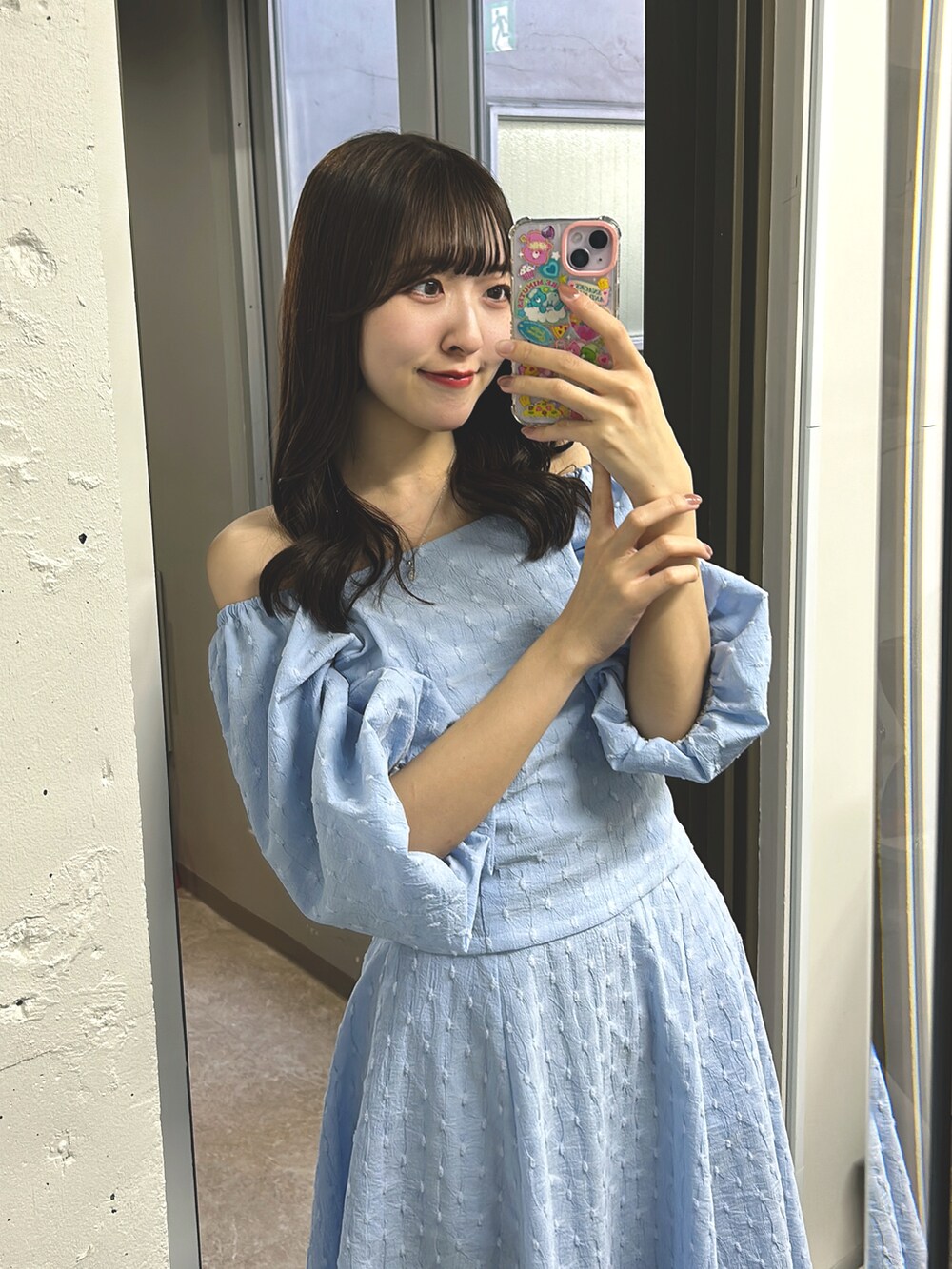 ブルー系のシャツ/ブラウス、ブルー系のスカートを着用したレディースの春コーディネートの5枚目の写真