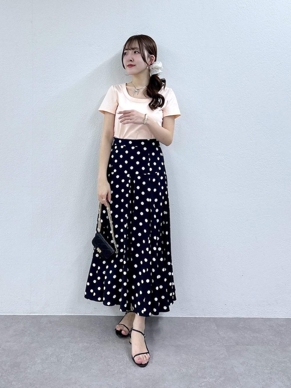 ピンク系のTシャツ/カットソー、ブルー系のスカートを着用したレディースの春コーディネートの4枚目の写真