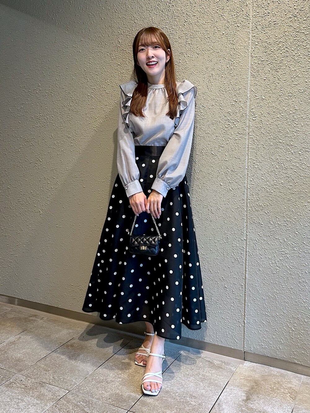 グレー系のシャツ/ブラウス、ブラック系のスカートを着用したレディースの秋コーディネートの2枚目の写真