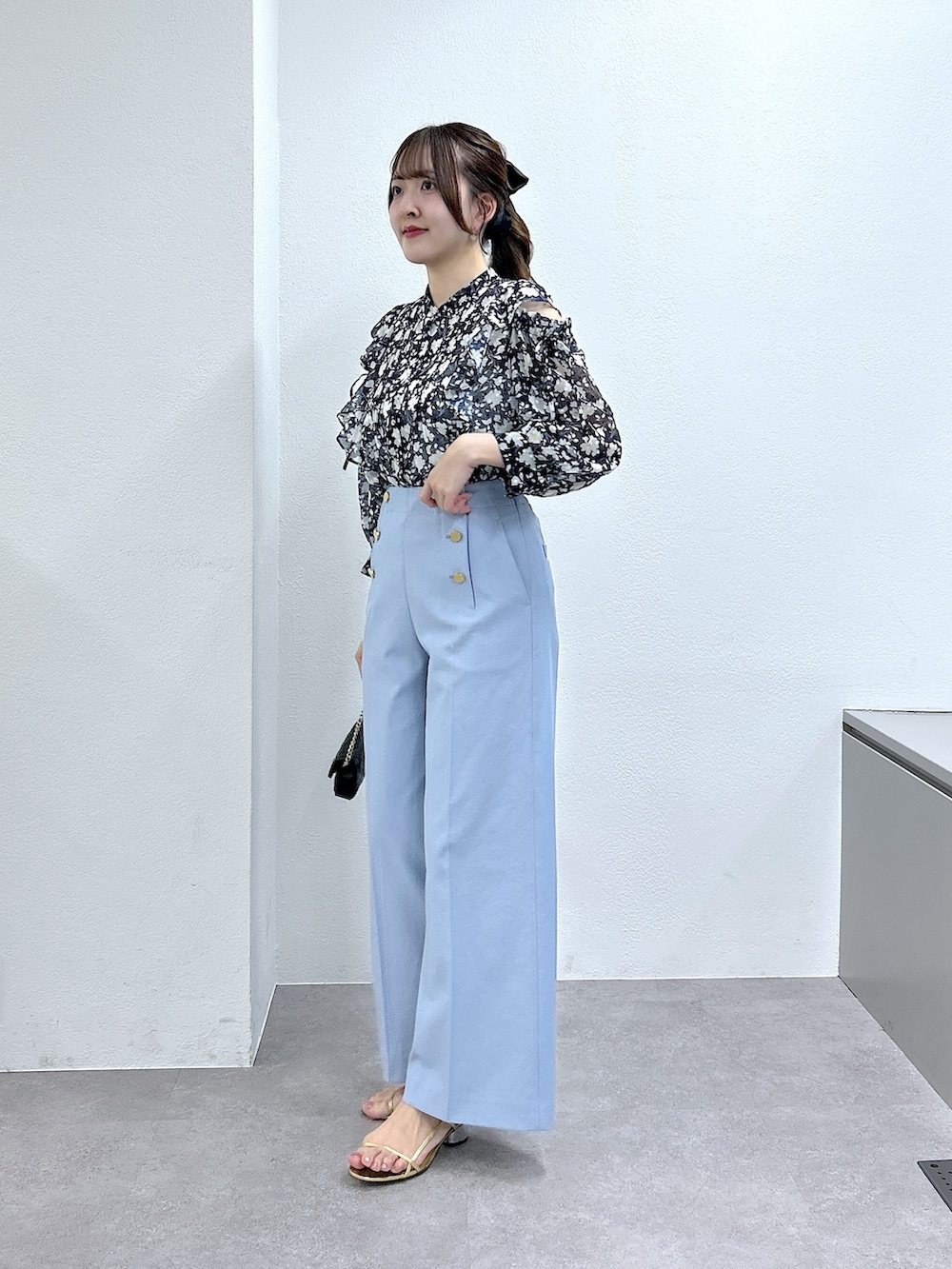 ブルー系のシャツ/ブラウスを着用したレディースの春コーディネートの2枚目の写真