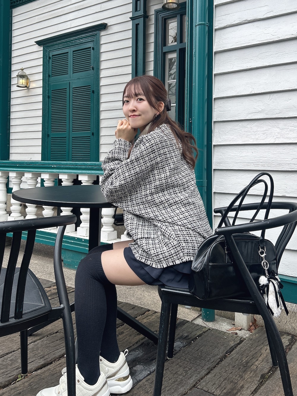 ブラック系のノーカラージャケットを着用したレディースの春コーディネートの2枚目の写真