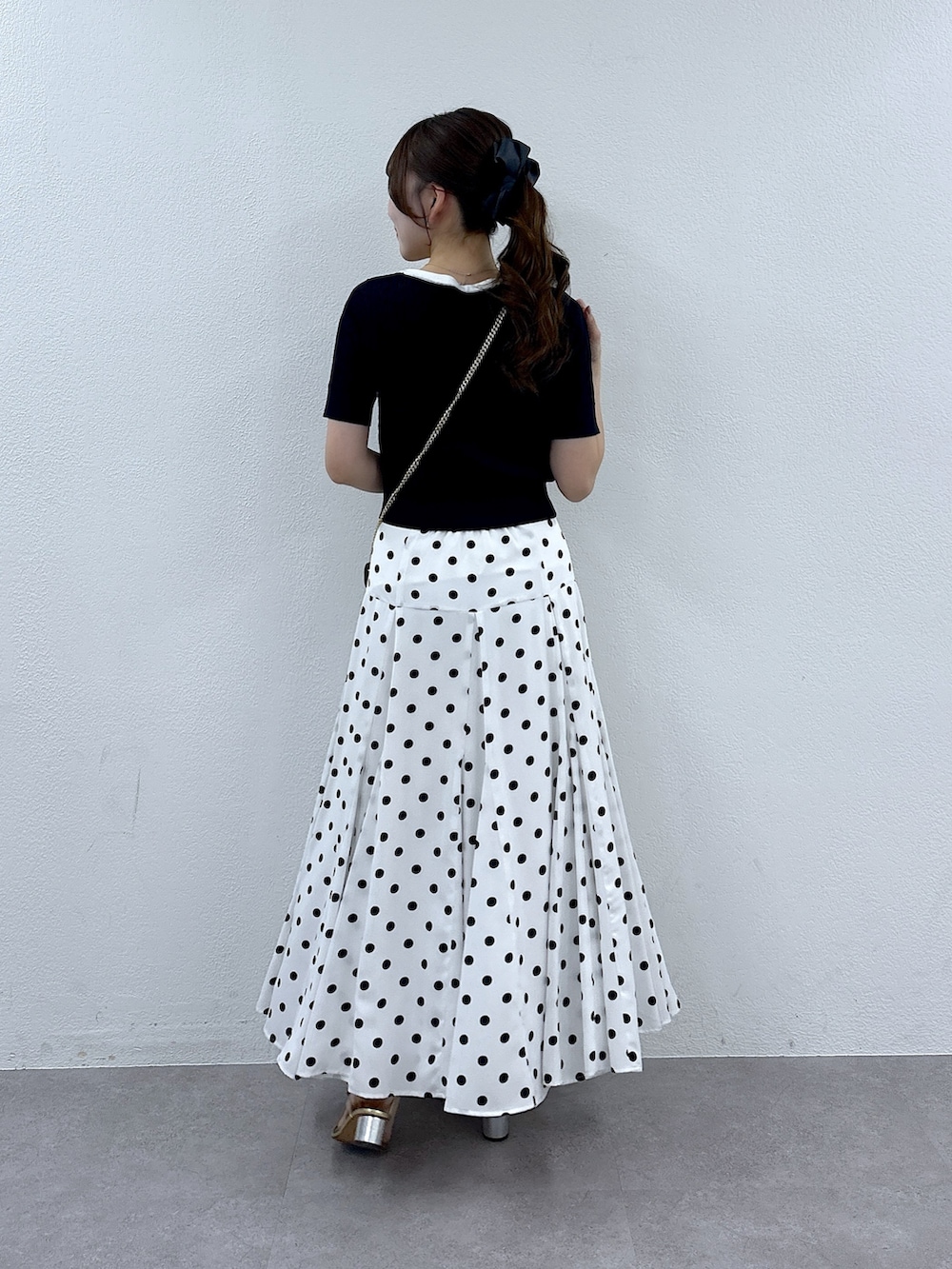 ブルー系のニット/セーター、ホワイト系のスカートを着用したレディースの春コーディネートの3枚目の写真