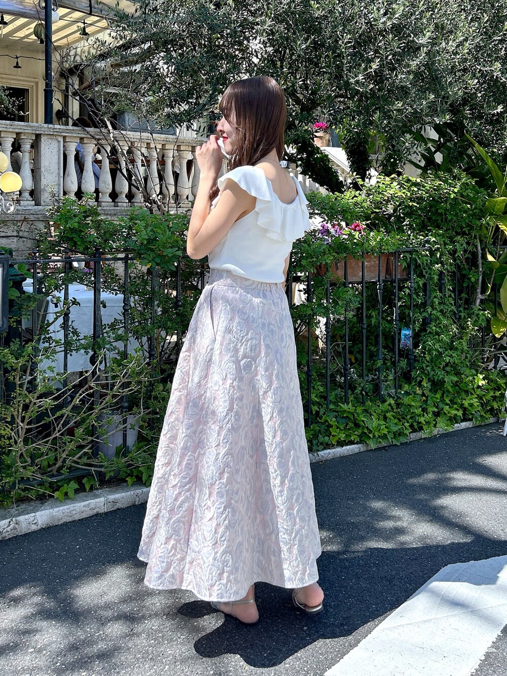 ホワイト系のニット/セーター、ピンク系のスカートを着用したレディースの春コーディネートの3枚目の写真