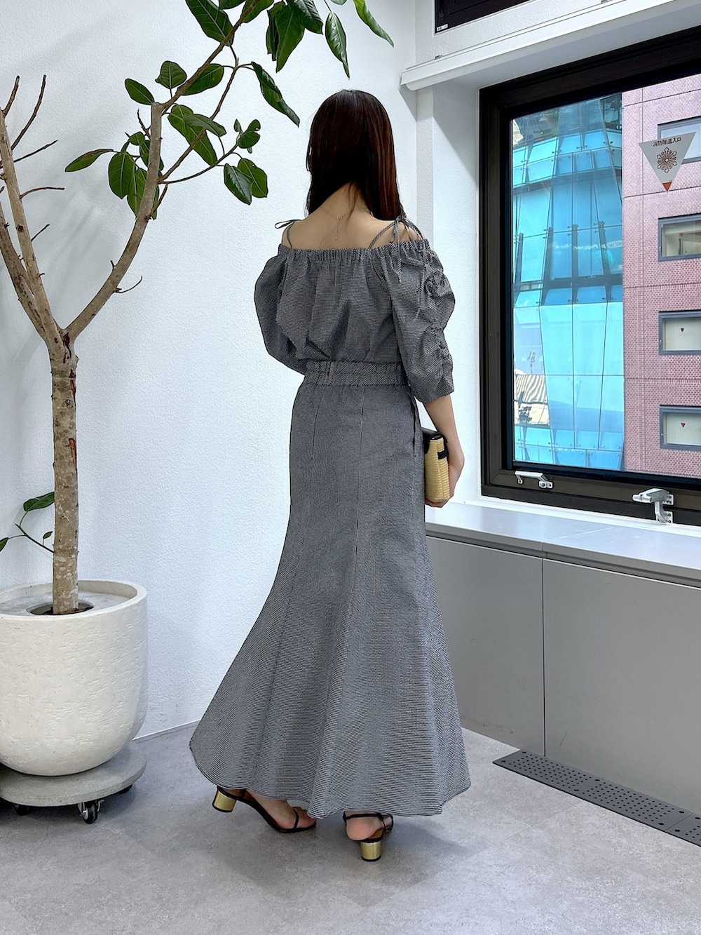 ブラック系のシャツ/ブラウス、ブラック系のスカートを着用したレディースの春コーディネートの3枚目の写真