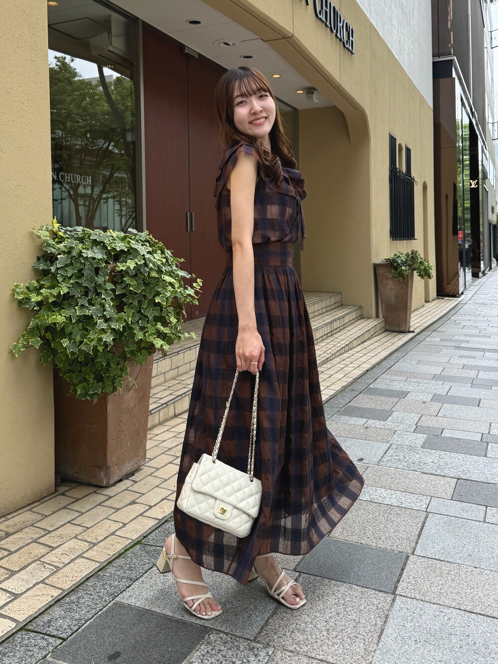 「セットアップ、セットアップスタイル、セットアップ風、セットアップコーデ、セットアップ対応、チェック、チェックシャツ、チェック柄、チェックスカート、秋口、秋口コーデ、夏、夏コーデ、おしゃれさんと繋がりたい」｜「La boutique BonBonの【セットアップ可】シアーオンブレーチェック２WAYフリルオフショルブラウス（シャツ/ブラウス、ブラウン系）」を使った、Sanaさん（骨格ウェーブ・レディース・163cm）の夏コーディネートの2枚目の写真