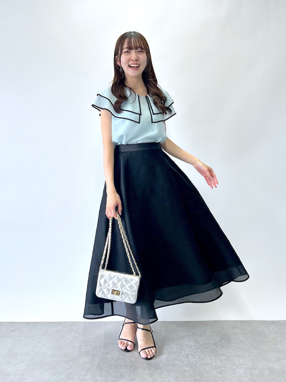 「サーキュラースカート、スカート、スカートスタイル、アパレル、オトナカワイイ、夏ファッション、春夏コーデ、楽チンコーデ、おでかけコーデ、スカートコーデ、フリル、おでかけ服、お仕事コーデ、きれいめコーディネート」｜「La boutique BonBonの【最強愛されブラウス】バイカラーパイピングビッグカラーブラウス（シャツ/ブラウス、ブルー系）」を使った、Sanaさん（骨格ウェーブ・レディース・163cm）の夏コーディネートの4枚目の写真