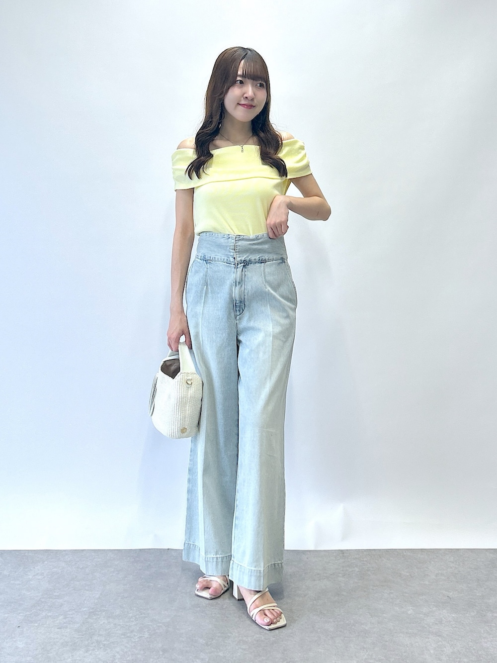 「イエロー、デニム、デニムパンツ、デニムコーデ、きれいめカジュアル、オトナカジュアル、シンプルカジュアル、パンツスタイル、おしゃれさんと繋がりたい、おでかけコーデ、キレイめ、オフショル、オフショルダー」｜「La boutique BonBonの【美人見えカットソー】オフショルテレコカットソー（Tシャツ/カットソー、イエロー系）」を使った、Sanaさん（骨格ウェーブ・レディース・163cm）の夏コーディネートの3枚目の写真