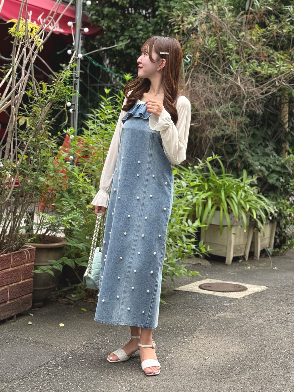 ブルー系のワンピース、ホワイト系のTシャツ/カットソーを着用したレディースの秋コーディネートの2枚目の写真