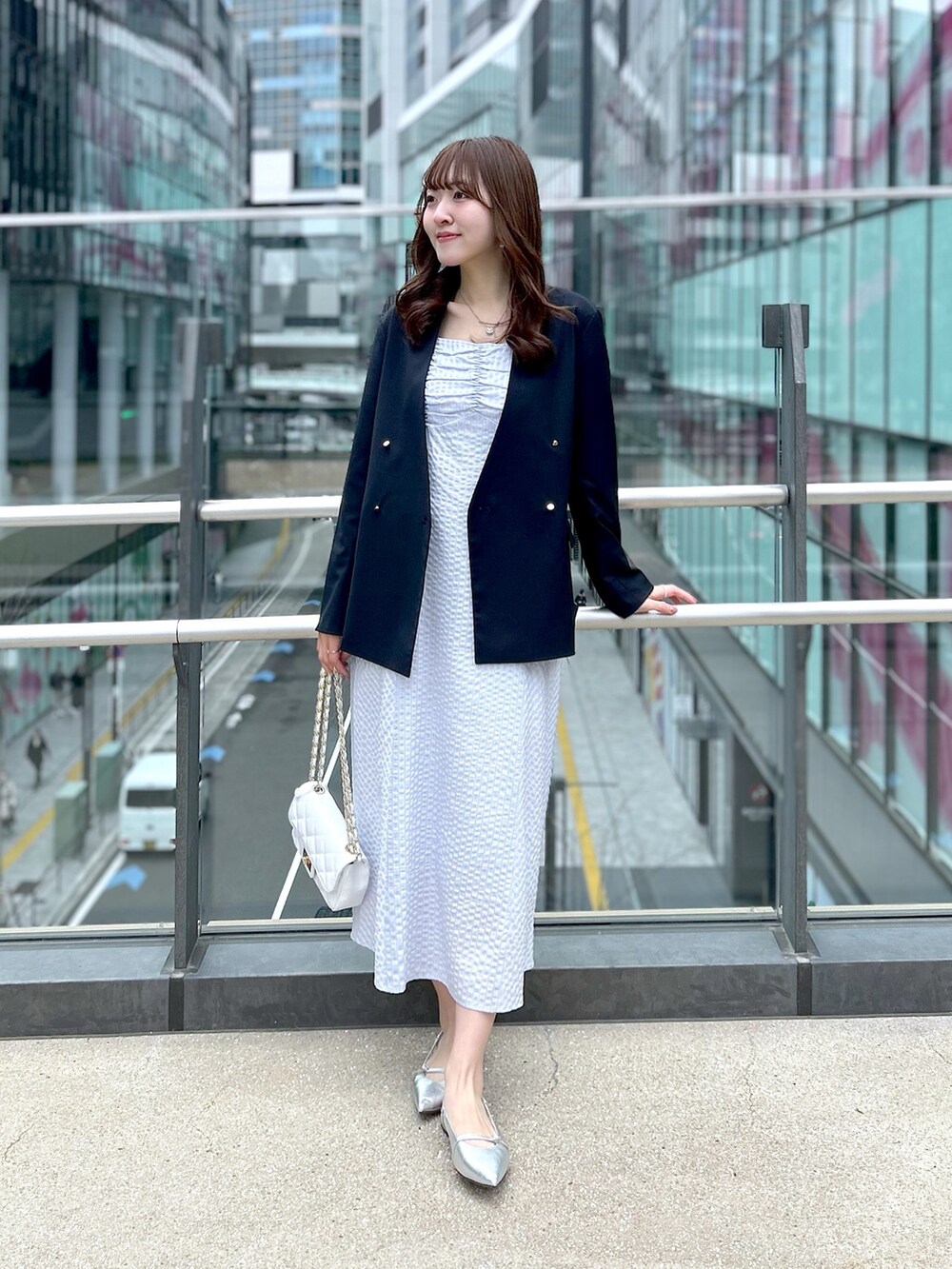 「春コーデ、大人かわいい、きれいめカジュアル、オトナカワイイ、休日、おでかけコーデ、おしゃれさんと繋がりたい、いいね、save、フォローお願いします🤑、ストライプ、ワンピース、ワンピーススタイル、骨格ウェーブ、ジャケット、ブルー、春」｜「La boutique BonBonの【最強モテワンピ】ストライプドロストスリーブワンピース（ワンピース、ブルー系）」を使った、Sanaさん（骨格ウェーブ・レディース・163cm）の春コーディネートの5枚目の写真