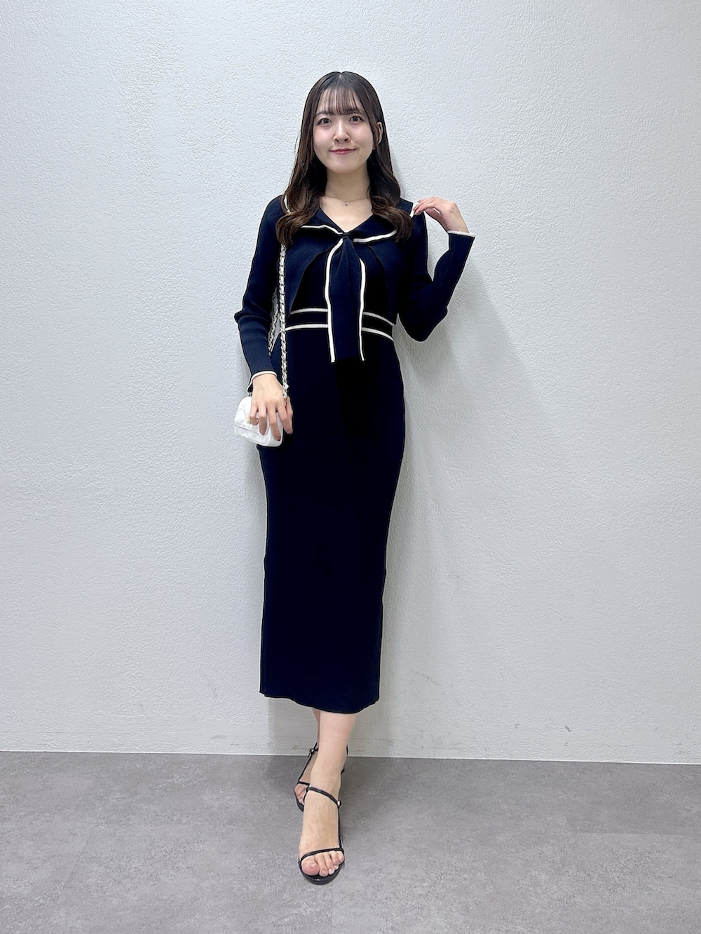 ブルー系のワンピースを着用したレディースの春コーディネートの4枚目の写真