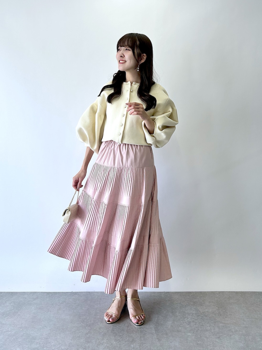 「カーディガン、カーディガンコーデ、秋、秋コーデ、秋のコーデ、骨格ウェーブ、ブルベ夏、ピンク、ピンクコーデ、おでかけコーデ、オトナ女子、カジュアルコーデ、大人かわいい、オトナカワイイ、リラックススタイル」｜「La boutique BonBonの【好評ににつき復刻！・前後2WAY】パールぽわんとスリーブニットカーディガン（カーディガン/ボレロ、ホワイト系）」を使った、Sanaさん（骨格ウェーブ・レディース・163cm）の夏コーディネートの5枚目の写真