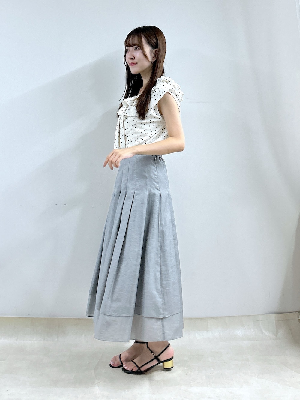「ブラウス、ブラウスコーデ、ドット、ドット柄、スカート、スカートスタイル、スカートコーデ」｜「La boutique BonBonの【最強愛され】ギャザーフリルリボンノースリブラウス（シャツ/ブラウス、ホワイト系）」を使った、Sanaさん（骨格ウェーブ・レディース・163cm）の夏コーディネートの2枚目の写真
