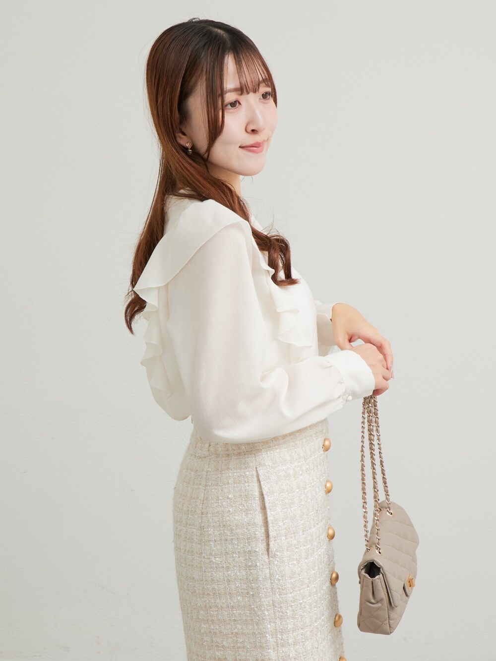 ホワイト系のシャツ/ブラウス、ベージュ系のスカートを着用したレディースの秋コーディネートの5枚目の写真