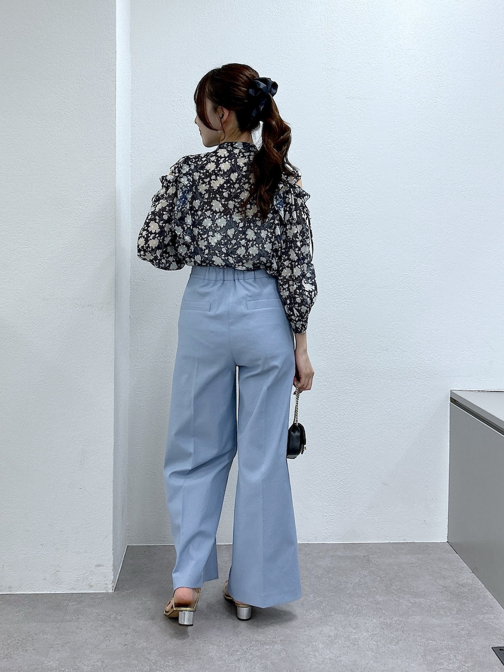 ブルー系のシャツ/ブラウスを着用したレディースの春コーディネートの3枚目の写真