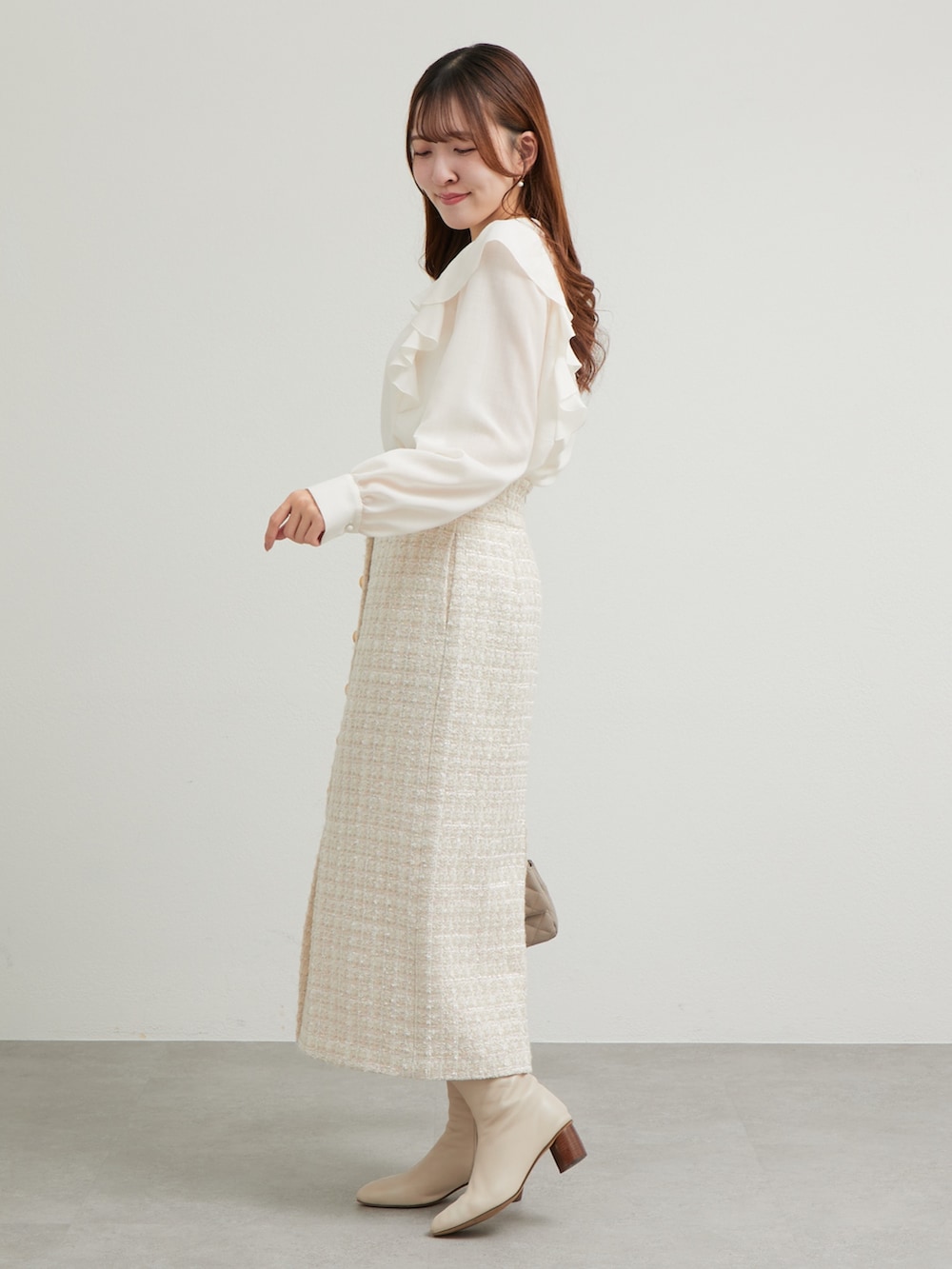 ホワイト系のシャツ/ブラウス、ベージュ系のスカートを着用したレディースの秋コーディネートの2枚目の写真