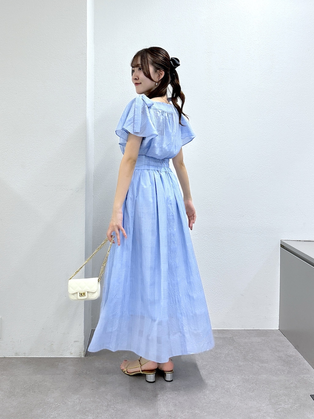 ブルー系のシャツ/ブラウス、ブルー系のスカートを着用したレディースの春コーディネートの2枚目の写真