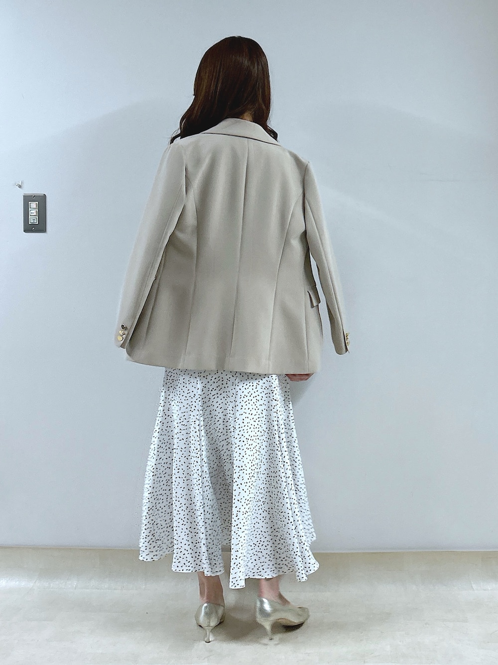 「ワンピース、ジャケット、骨格ウェーブ、キレイめコーデ、春服コーデ、オトナ女子、オトナカワイイ、大人ファッション、きれいめコーデ、いいね、save、フォローお願いします🤑、ジャケットコーデ、春」｜「La boutique BonBonの【miki監修】スクエアドットマーメイドシャツワンピース（ワンピース、ホワイト系）」を使った、Sanaさん（骨格ウェーブ・レディース・163cm）の春コーディネートの3枚目の写真