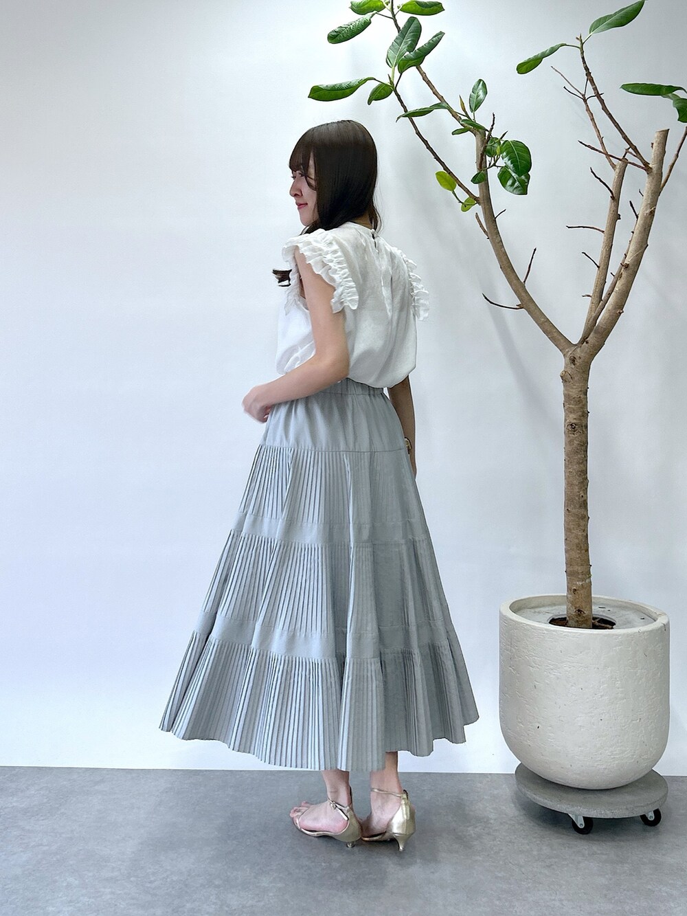 ホワイト系のシャツ/ブラウス、グレー系のスカートを着用したレディースの春コーディネートの3枚目の写真