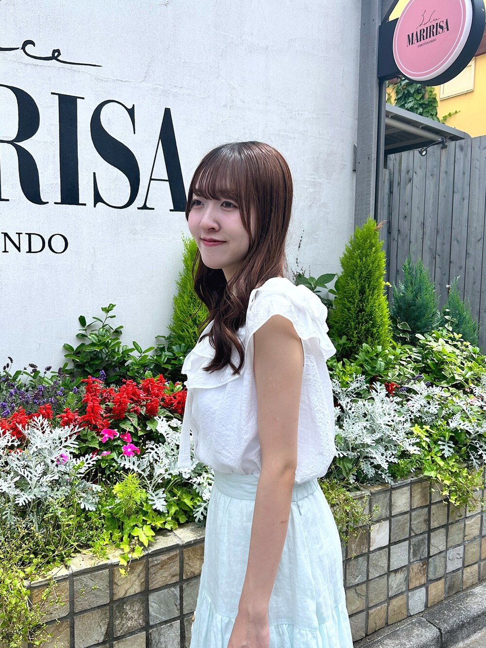 「ブラウス、フリル、ホワイト、骨格ウェーブ、アパレルスタッフ、着回しコーデ、オトナカジュアル、オトナカワイイ、夏、夏服コーデ、楽チンコーデ、キレイめコーデ、きれいめコーディネート、高身長女子、オフショル」｜「La boutique BonBonの【最強愛され】ギャザーフリルリボンノースリブラウス（シャツ/ブラウス、ホワイト系）」を使った、Sanaさん（骨格ウェーブ・レディース・163cm）の春コーディネートの6枚目の写真