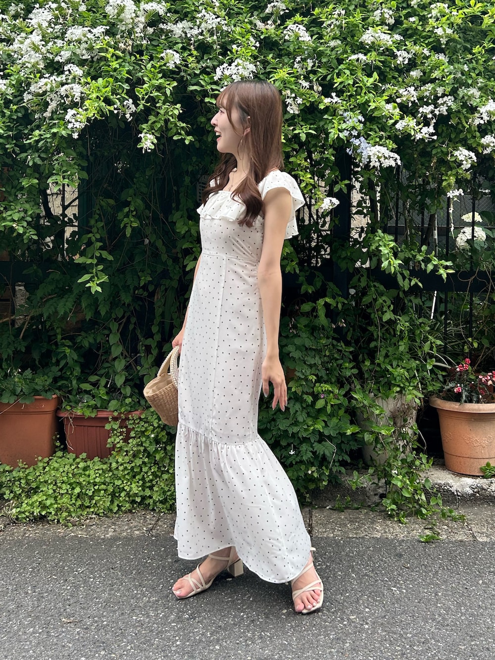 「ワンピース、ワンピーススタイル、ワンピースコーデ、骨格ウェーブ、骨格、ブルベ夏、大人ファッション、大人女子、初夏コーデ、お出かけコーデ、夏服コーデ、オトナ女子、夏ファッション、ドット」｜「La boutique BonBonの【スタッフmiki監修・3サイズ展開あり】フリルトリムマーメイドワンピース（ワンピース、ホワイト系）」を使った、Sanaさん（骨格ウェーブ・レディース・163cm）の夏コーディネートの2枚目の写真