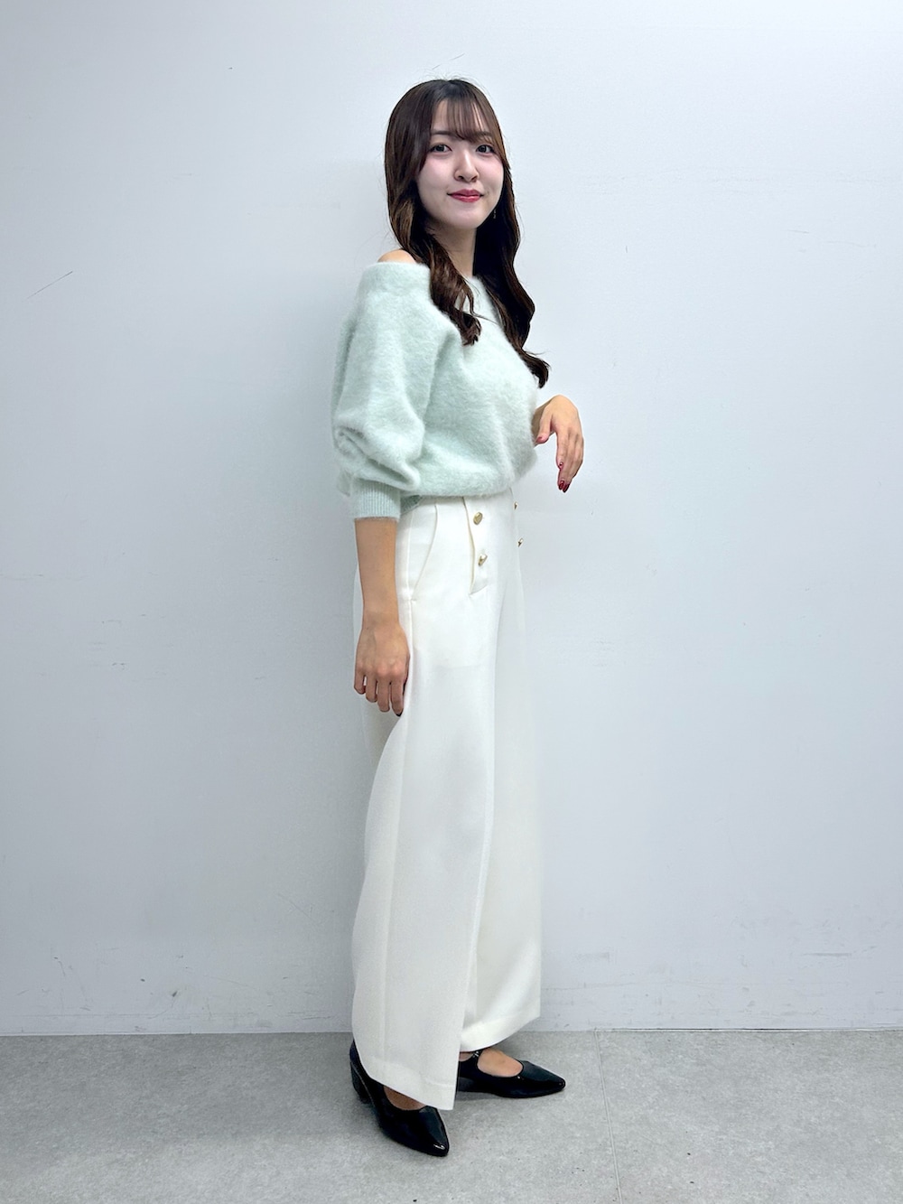 ホワイト系のニット/セーター、ホワイト系のその他パンツを着用したレディースの秋コーディネートの2枚目の写真