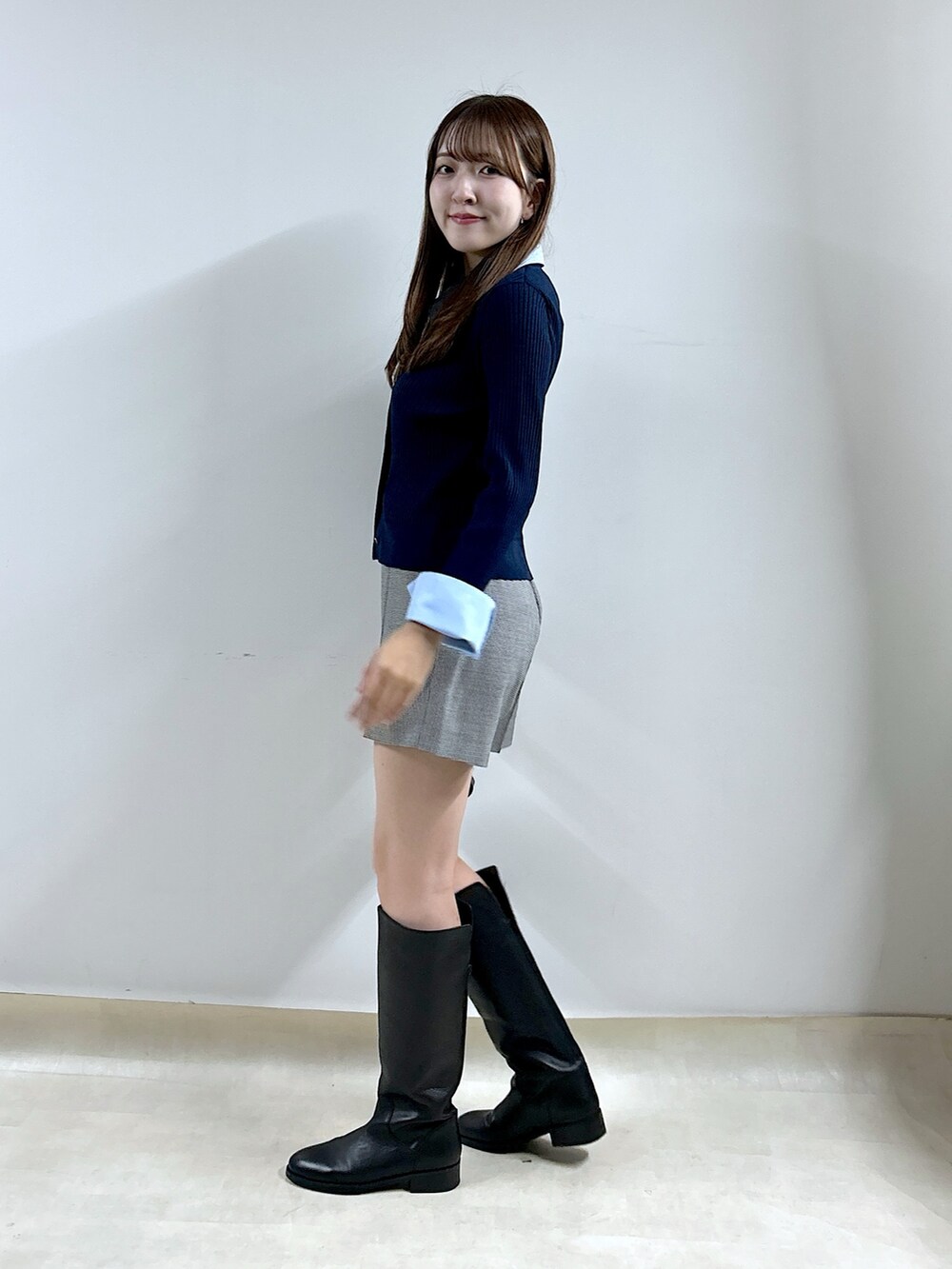 ブルー系のニット/セーター、ブラック系のその他パンツを着用したレディースの秋コーディネートの3枚目の写真