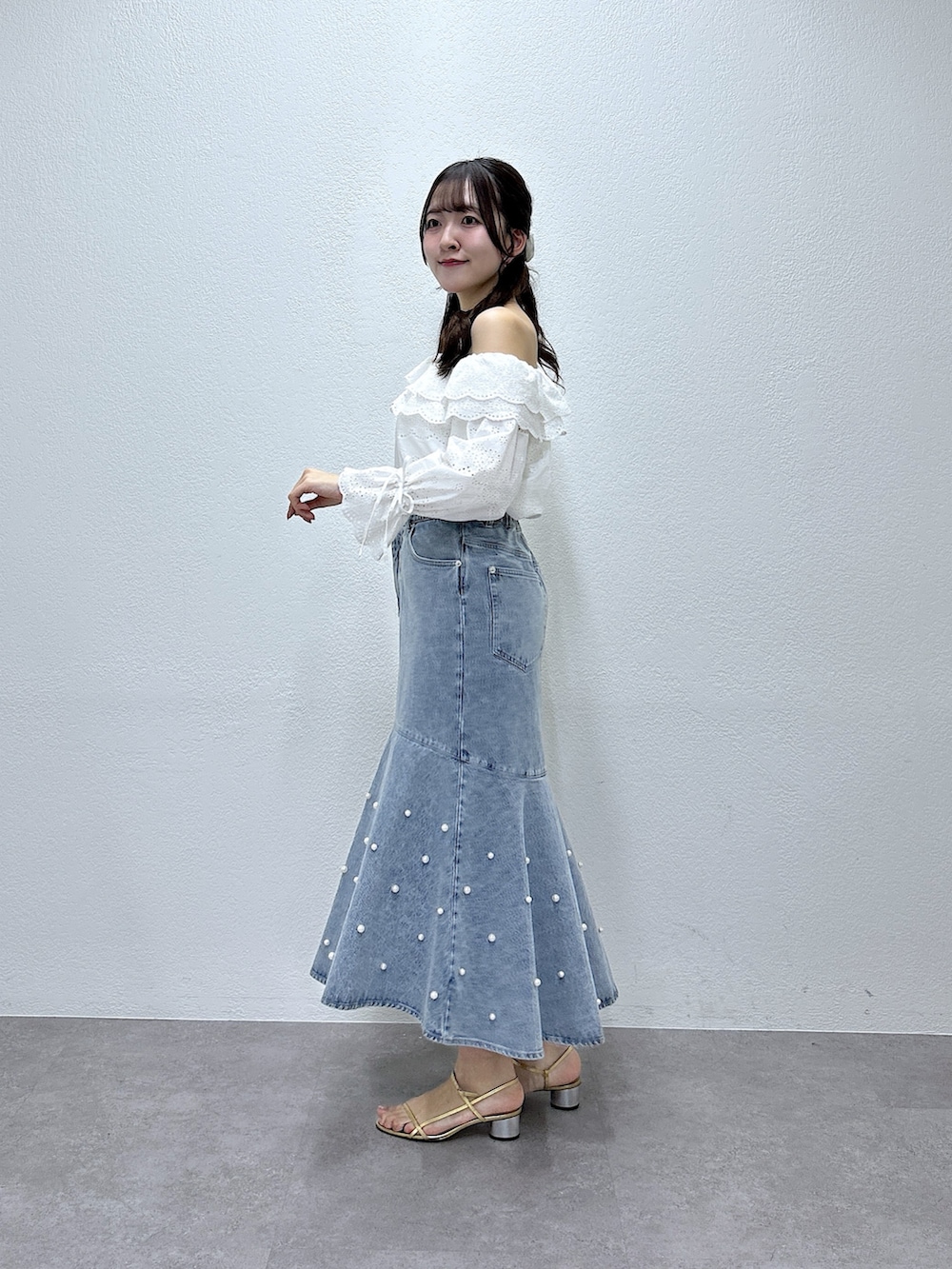 ホワイト系のシャツ/ブラウス、ブルー系のスカートを着用したレディースの冬コーディネートの2枚目の写真