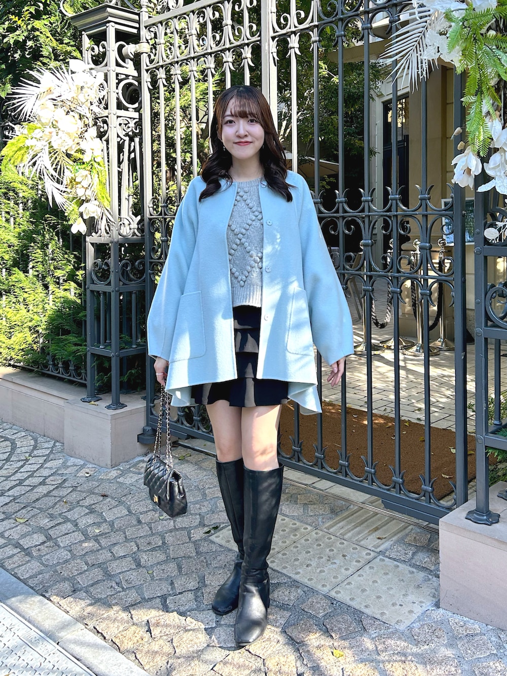 「ブルべ夏、大人かわいい、骨格ウェーブ、クリスマスに着たい服、ブルー、ブルーコーデ、カラーコーデ、アウター、コート、ミドルコート、高身長女子、おしゃれさんと繋がりたい、アパレルスタッフ、あったかコーデ、大人女子」｜「La boutique BonBonの【miki監修カラーあり】ライトラグランフレアコート（その他アウター、ブルー系）」を使った、Sanaさん（骨格ウェーブ・レディース・163cm）の冬コーディネートの4枚目の写真