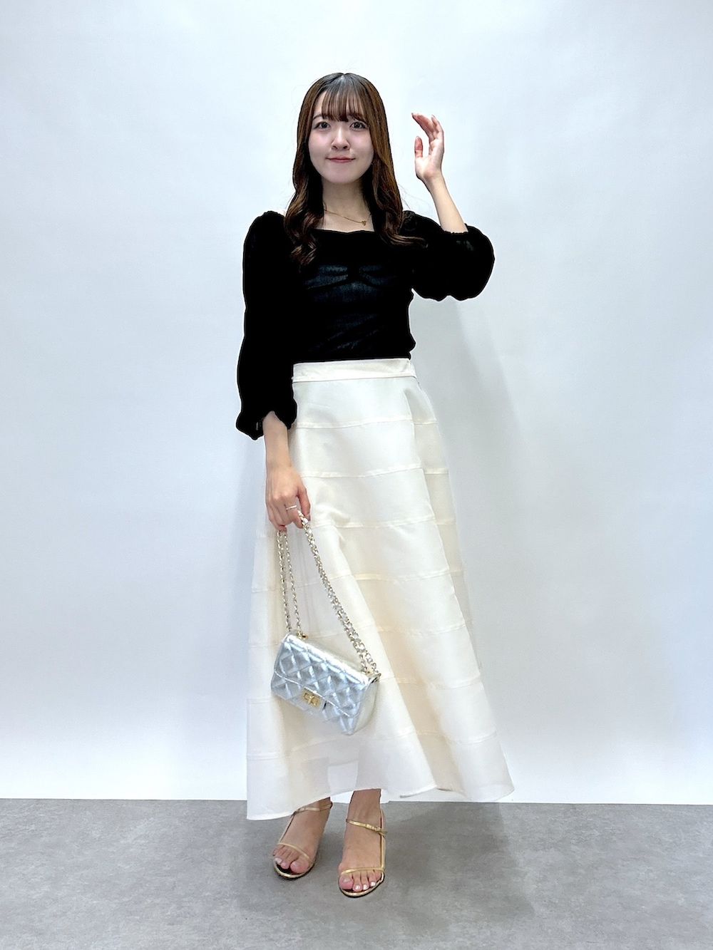 「スカート、スカートスタイル、スカートコーデ、フロッキーチュール、ベロア調、オトナ女子、大人かわいい」｜「La boutique BonBonの【KAZUMI監修カラーあり】フロッキーチュールギャザースリーブカットソー（Tシャツ/カットソー、ブラック系）」を使った、Sanaさん（骨格ウェーブ・レディース・163cm）の夏コーディネートの4枚目の写真